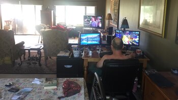 Tim con sus pantallas de