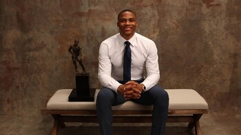 Russell Westbrook junto al trofeo