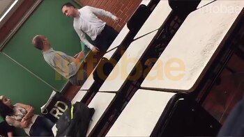 El profesor insultó e invitó
