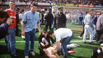 Rescatistas ayudan en el estadio