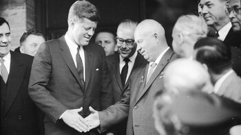 Kennedy junto al líder soviético,