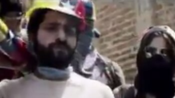 La mujer decide salir de