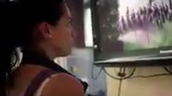 En el corto, se observa