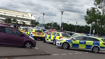 El operativo policial en el Dockside Outlet de Chatham (KentOnline)