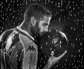 Lisandro López, jugador argentino, posó