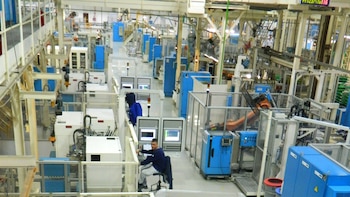 Empleados en una planta automotriz