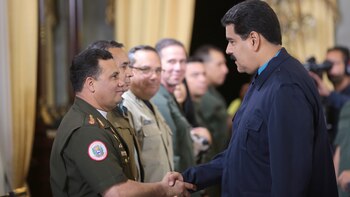 Gustavo González López junto a