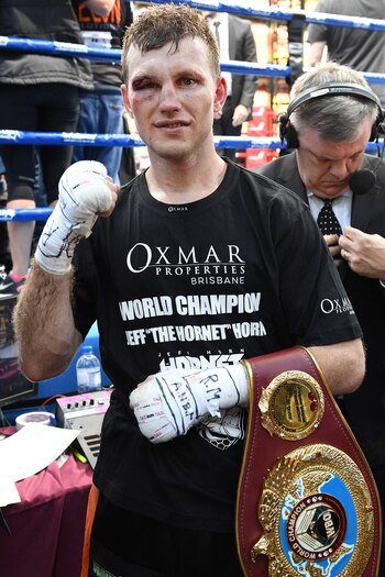 Horn luciendo el cinturón que