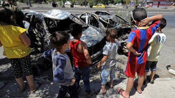 Niños observan los restos de