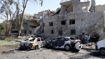 Autos y edificios destruidos por