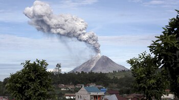 El volcán Sinabung ha hecho erupción esporádicamente desde 2010 (AP)