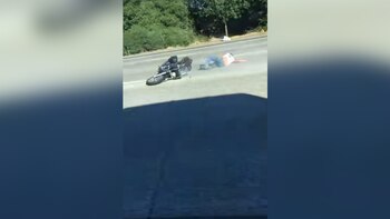 El hombre cayó a gran velocidad sobre el asfalto, pero logró levantarse por sus propios medios