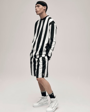 Con look blanco y negro