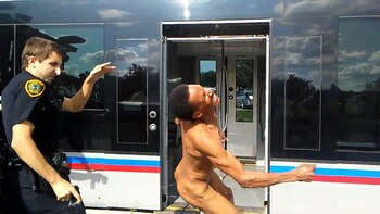 El oficial de policía dispara