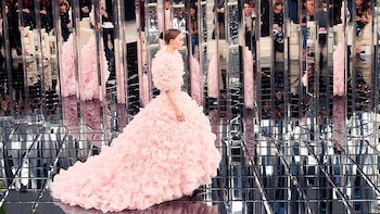 El pasado desfile de Alta Costura de Chanel, sobre una pasarela espejada y un imponente vestido realizado en capas de tul rosa pastel