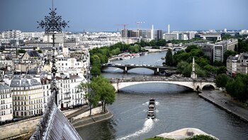 Los parisinos podrían nadar en el Río Sena para el año 2024 (AFP)