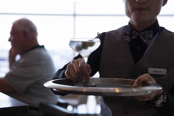 Un camarero sirve un Martini