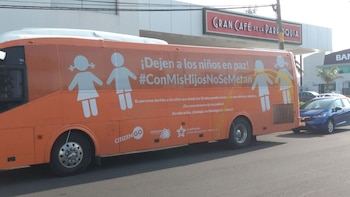 El bus fue grafiteado en