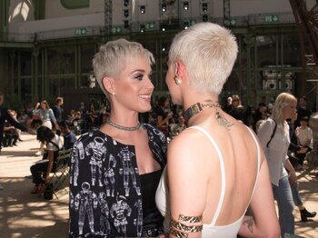 El estilismo casi fotocopiado de Perry y Delevigne se robó toda la atención durante la cita que tuvo lugar hace días en París