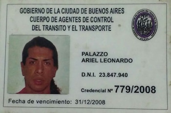 Su credencial de trabajo en