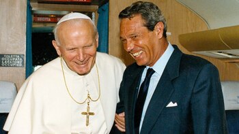 Juan Pablo II junto a