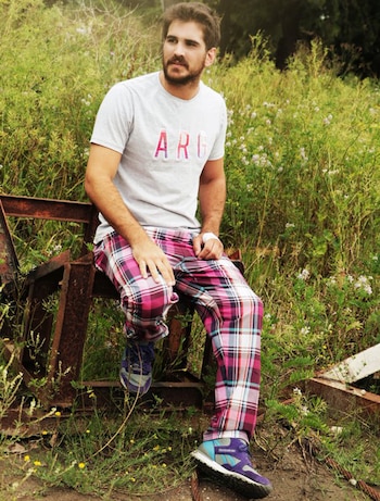 Augusto y los clásicos pantalones que potenciaron su marca