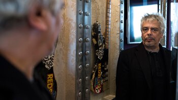 Bobby Flores tiene 57 años