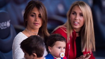Antonella Roccuzzo con sus hijos Thiago y Mateo junto a Sofía Balbi (Photo by Alex Caparros/Getty Images)