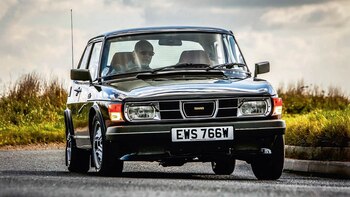 Un postal de un Saab 99 Turbo, un vehículo compacto fabricando entre 1968 y 1984