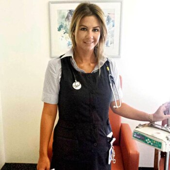 Tara Seymour trabaja como enfermera