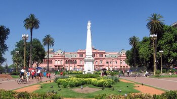 Los transeúntes pasan todos los