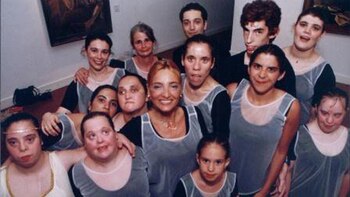 Alicia Coppo junto con algunos de los jóvenes que están presentes en la organización (Facebook Fundación Segunda etapa )