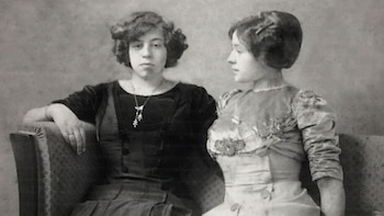 Martha/Tom (izq.) y una de sus hermanas, Lily, quien se casó con un actor. (La foto forma parte de la muestra de Documenta, en Kassel)
