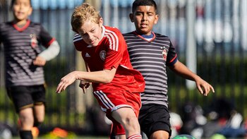 Los niños que practican soccer
