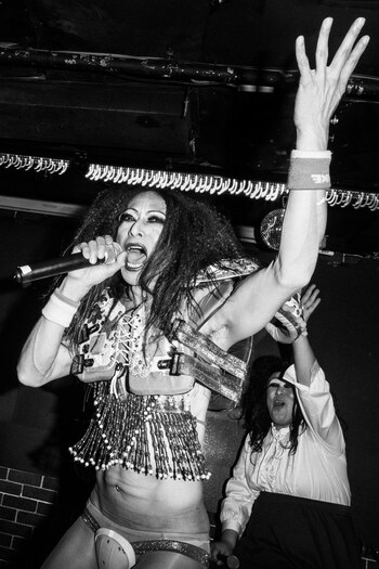 Rachel D’amour entregada al micrófono