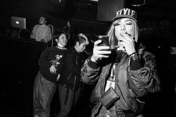 Jóvenes de Tokio reunidos en