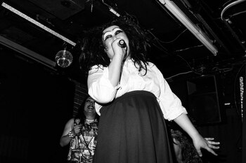 Chikako Relax rapeando contra Weapon