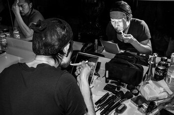 Rachel D’Amour maquillándose