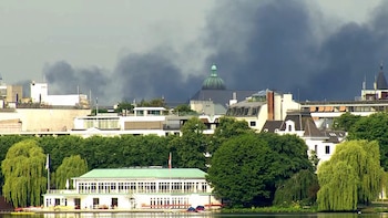 Humo en el centro de Hamburgo este viernes (Reuters)