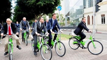 Mark Rutte en una bicicleta de la marca Gazelle