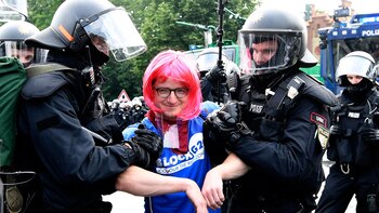 Algunos manifestantes también lanzaron este
