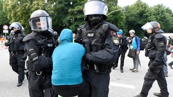 Policías se llevan detenido a