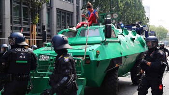 Se quemaron numerosos vehículos, algunos