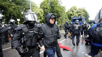 Vehículos incendiados, columnas de humo