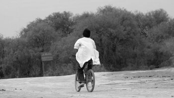 Muchos alumnos deben caminar varios