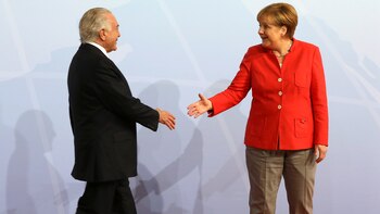 Temer saluda a Merkel, anfitriona de la reunión del G-20 (Reuters)