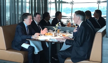 Nicolás Dujovne (izquierda) compartió un desayuno con su par británico, Philip Hammond.