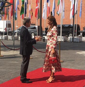 Fiel a su estilo chic, Juliana Awada brilló con un look de verano, con un vestido estampado, sandalias y mini cartera en tono bordeau