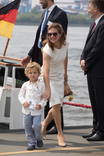 Sophie Gregoire con un total white look, también se inclinó por llevar su melena semi recogida (Photo byJorg Sarbach – Pool/Getty Images)