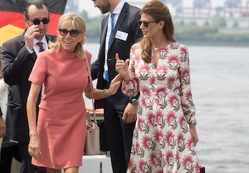 Brigitte Macron y Juliana Awada ambas prefirieron un look de verano pero con guiños fashionistas variados (Photo byJorg Sarbach – Pool/Getty Images)